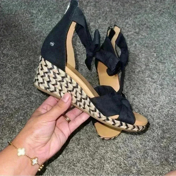 UGG Women's Yarrow Canvas Wedge Sandal Sz 6.5 - Picture 1 of 8